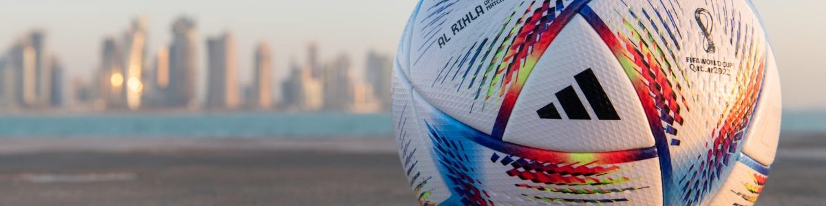 Bolas do Mundial do Catar a carregar a bateria? Há uma imagem que está a baralhar os adeptos