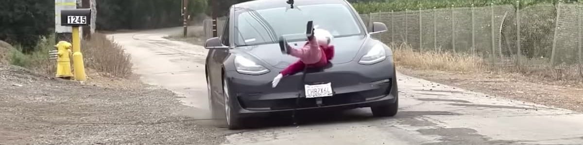Tesla Model 3 aparece no Super Bowl a atropelar manequins de crianças