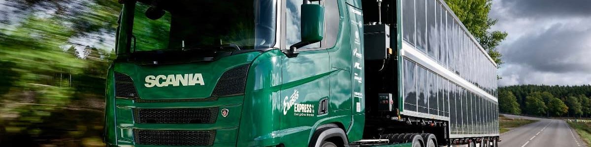 Primeiros testes de estrada do novo camião híbrido Scania alimentado por painéis solares