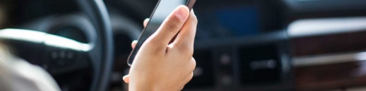 Podemos usar o telemóvel em alta voz enquanto conduzimos?
