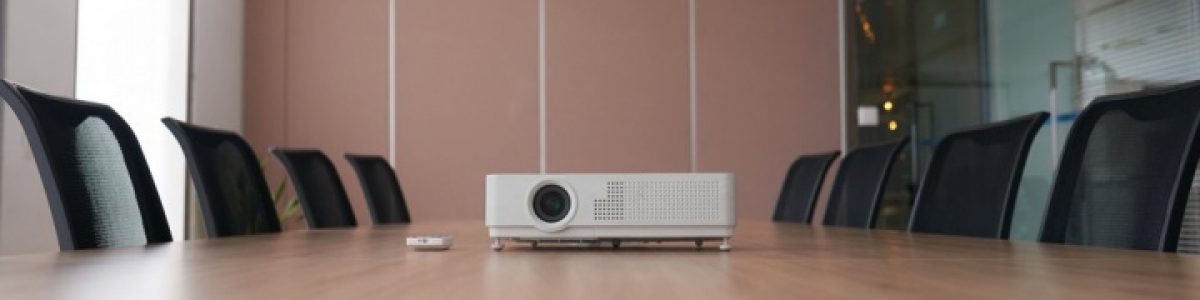 Projetores: procura uma solução para a sua sala de estar ou de reuniões? Temos sugestões