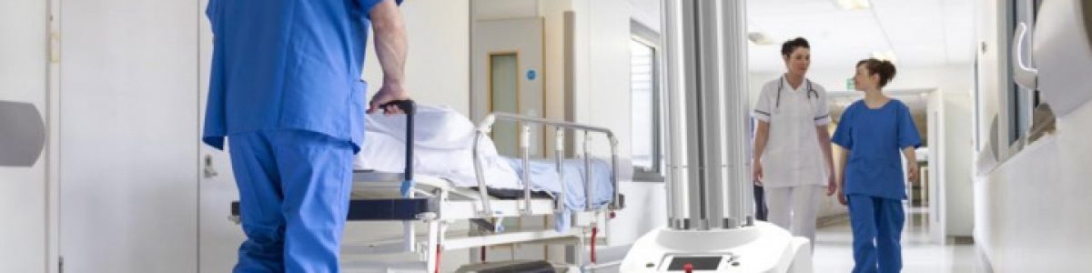 COVID-19: Robôs usam feixes de luz UV para eliminar vírus dos hospitais