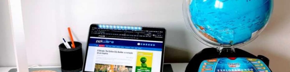 Ray: Candeeiro de Mesa LED onde pode carregar o smartphone