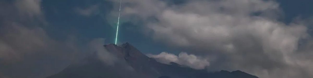 Registadas imagens do momento em que um meteorito cai no vulcão mais ativo da Indonésia