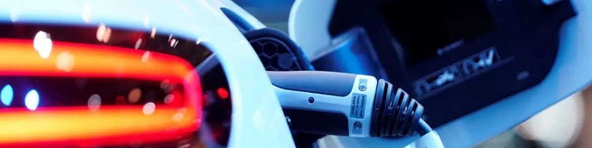 Afinal só compensa carregar o carro elétrico em casa?