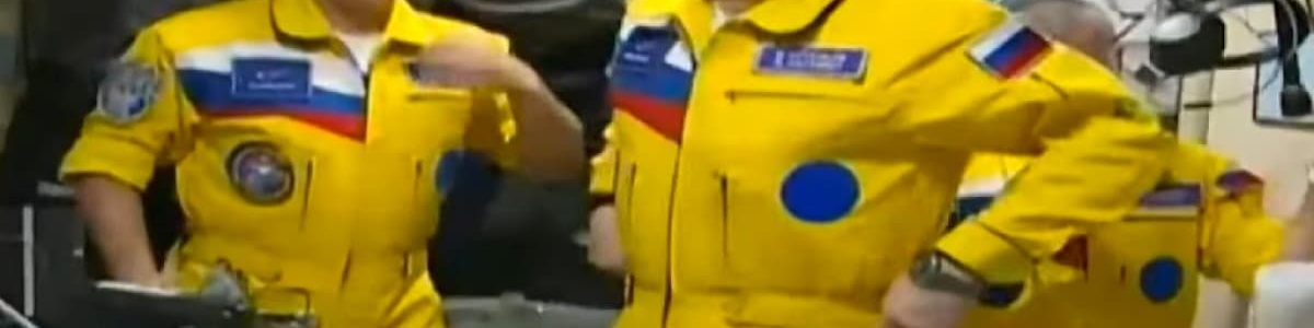 Cosmonautas chegam à Estação Espacial Internacional vestidos com as cores da Ucrânia