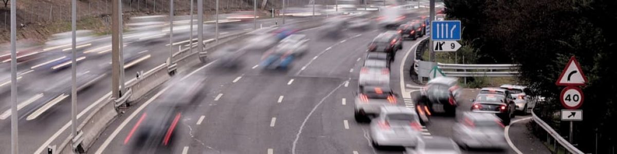 Pode-se ultrapassar pela direita se outro veículo circula a velocidade inferior?