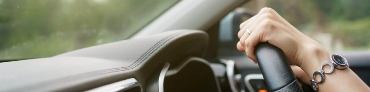 Código da Estrada: Pode uma mulher conduzir em tronco nu?