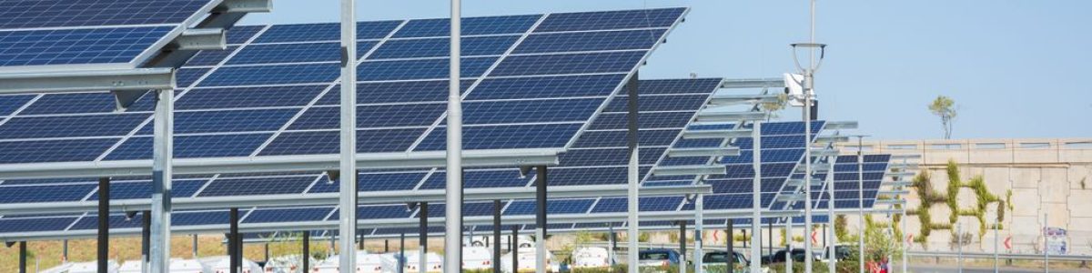 França: Parques de estacionamento terão que ser cobertos por painéis solares