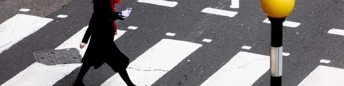 Peões não podem “atravessar na passadeira sem parar antes”?