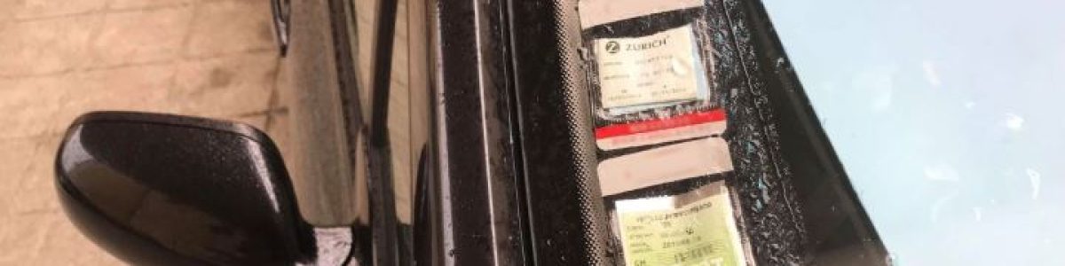 Ainda tem selos do seguro e inspeção no para-brisas do seu carro?